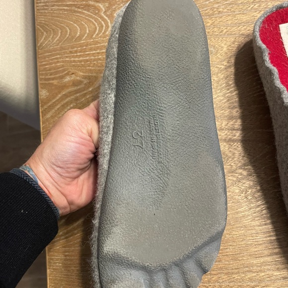 ⭐️Bundle 3/$20 or 5/$25⭐️ Flexus Women's Embroidered Gray and Red Clogs - Picture 4 of 5